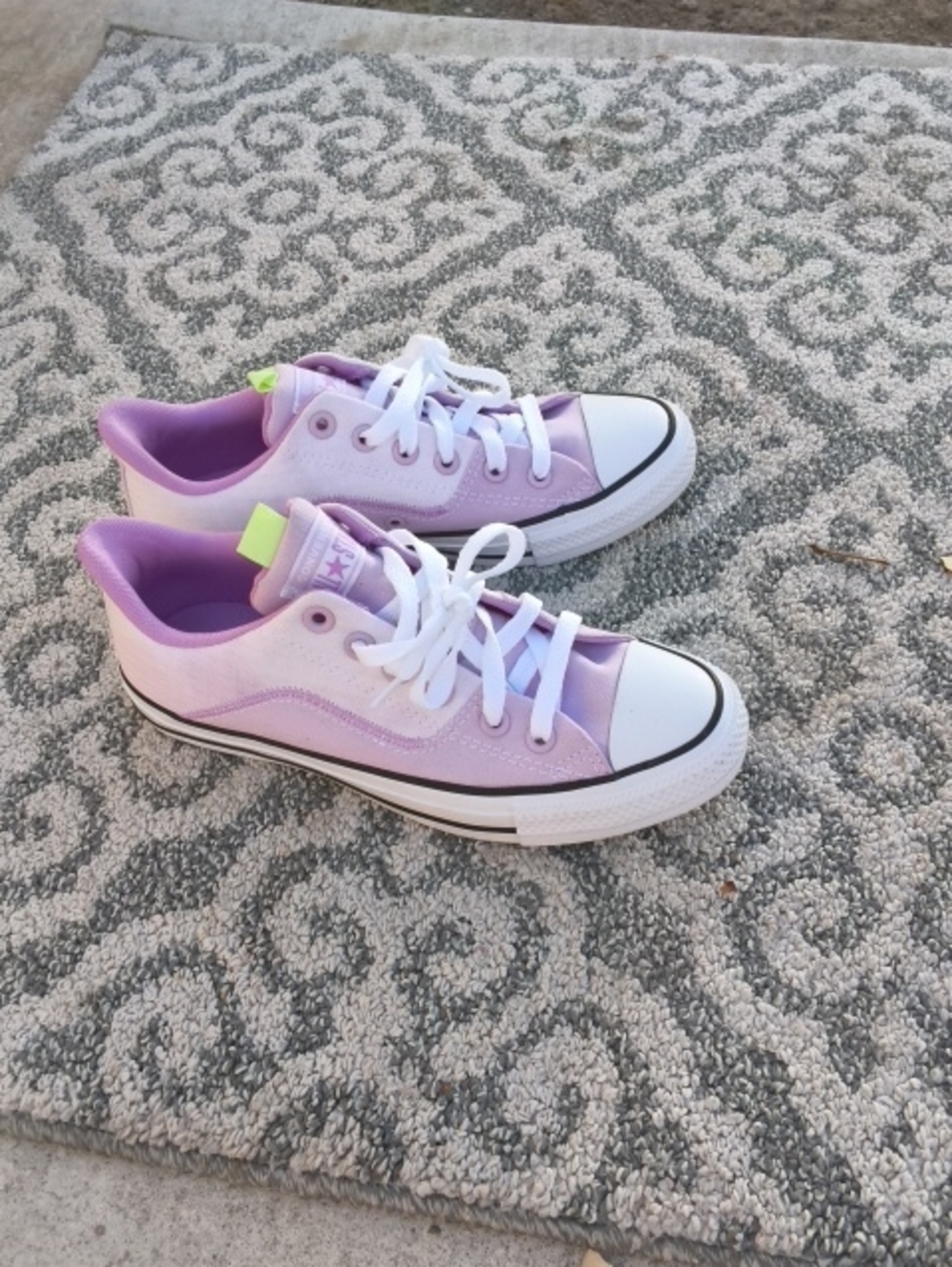 Womans Low-Top Canvas Sneakers in Lavender - Unbranded